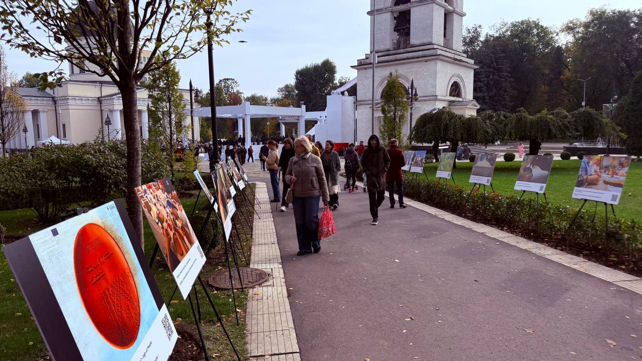 Фотовыставка во время праздника Храм Города